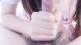 La ragazzina paffuta in uniforme di Welfare Ji fa sesso con una ragazza dai capelli sottili, dai capelli rosa e dai capelli biondi (1)