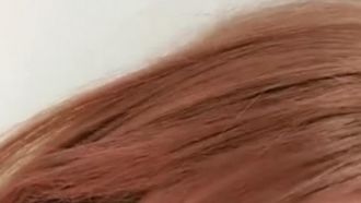 Una ragazza carina con i capelli corti e un bell'aspetto si masturba con gli oggetti di scena KIKI. Un primo piano di un vibratore le fa vibrare la figa e la fa venire. È molto allettante.