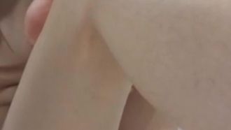 A mais recente deusa otaku e celebridade da Internet quer comer macarrão grosso. Sexy foxtail penetra em seu ânus. Ela fode sua buceta até ficar completamente nua e implora ao seu mestre para transar com ela.