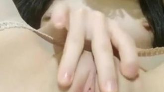 Chicas de coño sin pelo y coleta doble con máscaras hacen un espectáculo sexual con dos personas que juegan con los accesorios para hacer mamadas con la entrepierna abierta, y luego se meten en su gordo coño por detrás. él.