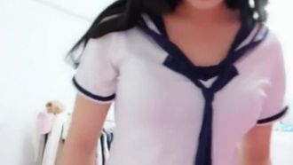 無邪気な妹は誰も知らない一面を持っていて、彼女は彼女の膣から熱い水が出るほど欲しがっています。