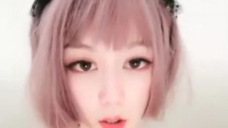 是小雨啊氣質白皙眼鏡女孩全裸自慰，大白奶子假吊抽插上位騎坐掰穴特寫
