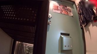 « Que comptez-vous faire en saoulant une vieille femme ? » J'ai ciblé une femme mûre qui buvait seule dans un izakaya débordant de jeunes hommes et femmes, je l'ai séduite et je l'ai ramenée à la maison ! Le corps sec d'une femme amateur qui se sent seule et frustrée se mouille ! ! VOL.30 (version Chuji Seiko)