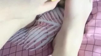 37C-Puppe mit roten Lippen und sexy Mädchen masturbiert mit Banane, Nahaufnahme einer Banane und dann mit Vibrator