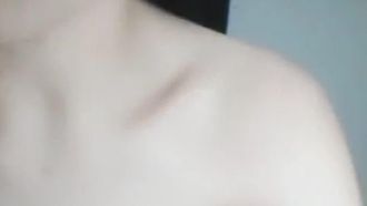 La petite beauté coiffée d'un chapeau rond noir danse nue et écarte les jambes pour voir son vagin. Elle est très tentante.