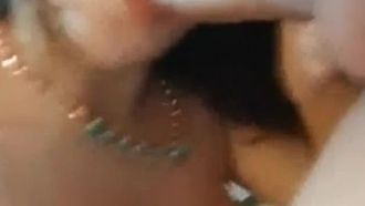 Die kleine Schönheit „Schulschönheit hat den Unterricht geschwänzt, um B zu ficken“ und der Verlierer, der an die falsche Tür geklopft hat, gab Oralsex und schluckte Sperma, was sie zum Abspritzen brachte.