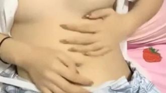 【AI高清画质2K修复】2020.8.4，【橙橙小萝莉】双马尾萌妹道具自慰，撩起衣服乳夹道具玩弄，厕所马桶上自摸无毛