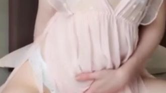 La ragazza della porta accanto alla dea tettona: l'asta delle fate viene rapidamente inserita nel foro dell'onda e il climax trabocca di succo bianco