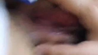 뾰족한 모자를 쓴 가슴이 큰 소녀는 학생 교복을 입고 진동기로 좆될 때 매우 털이 많습니다.