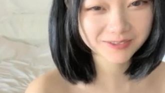 La ragazza carina con i capelli corti e un bell'aspetto è completamente nuda e allettante. Si tocca il seno ed espone la sua figa in piccola scala e gioca in varie pose, il che è molto allettante.