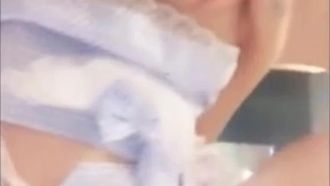 Zu einem hohen Preis gekauft – eine zarte und schöne 1999-jährige sexy Schönheit von einer Kunstschule wurde von ihrem wohlhabenden Freund heftig in ihre Muschi gefickt, und dann masturbierte sie heimlich und filmte es, während sie gefickt wurde. Sie sieht toll aus und ist wunderschön Brüste und Muschi!