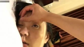 Une fille mince, pure et vivante, issue d'une université normale, a discuté avec des internautes pervers sur WeChat et s'est rencontrée pour le dîner. Elle a été ivre et emmenée dans un hôtel pour être déshabillée et jouer avec désinvolture.