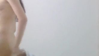 彼女はポーズをとってオマンコをいじめていますが、ピンク色の乳首とまばらな陰毛がますますそそります。