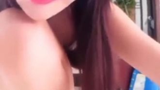 La conduttrice della dea Qin Baoer espone con coraggio la sua tenera figa rosa nel soggiorno di casa. Le sue gambe snelle sono così attraenti
