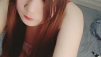 Una bellissima ragazza con la pelle chiara fa un pompino alla sua amica. È molto seducente in uniforme da infermiera e poi il sesso è molto lussurioso.