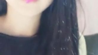 Questa piccola lolita è così carina. Le piace chiacchierare con i suoi amici lupi e mangiare lecca lecca. Ha un sapore così buono. Ha imparato a ballare e il suo corpo è molto morbido.