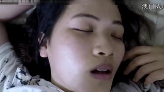 Belle-soeur ivre baise la jeune fille B sans préservatif et jouit avec du sperme épais