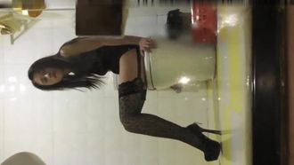 インターネット上で有名な美女がセクシーな黒ストッキングを履いてバスルームでオナニーしているところを男に捕らえられ、口に突っ込まれ口を爆発させられました。太ももが長いですね、マンダリン！
