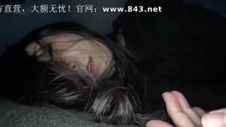 趁女友的闺蜜睡着 先日嘴后日逼 最后射肚子上