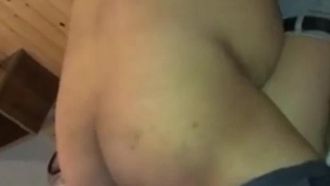 01年漂亮女生慘遭下藥，小穴和菊花都被肥佬短小的雞巴無情插入，最後還把精液射在小穴上 (2)