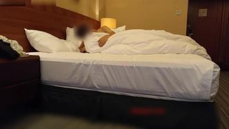 Ho incontrato una ragazza ubriaca con grandi seni e un bel sedere in una discoteca, l'ho portata in albergo e ho giocato con lei in vari modi