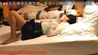 穿薄丝袜超短裙的美女主播小雨喝多后被2粉丝轮流操