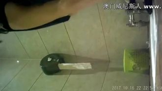 Recensione dell'episodio 19 del 2017 dei bagni delle donne filmati di nascosto in un KTV in un club di un hotel in Cina. Sembra piuttosto bella.