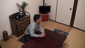 美女上门做全套服务，男子欣喜若狂要操一晚上！