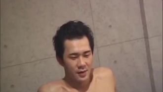 ベッドで激しいセックスをする優しい男