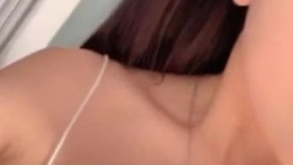 Super belle dame discutant en direct ~ a une belle apparence et une belle silhouette