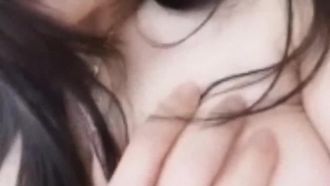 ロングヘアーのイケメン新人がベッドの上でゆっくりと服を脱いでマンコを広げてくれるのがとても魅力的です。