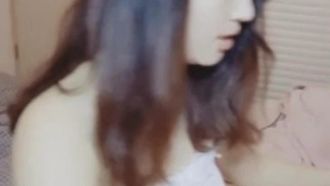 Une ancre sexy se masturbe dans un grand spectacle ~ son apparence n'est pas mauvaise et son champignon est rose ~ tant que la chatte peut fuir de l'eau, c'est une bonne chatte