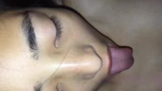 Una bella e sexy bellezza dai colletti bianchi da qualche parte tiene il lungo cazzo di un collega maschio e fa l'amore