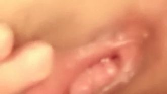 イヤリングをしたイケメンの女の子が、おまんこにバイブを当ててオナニーする姿がとても魅惑的です。