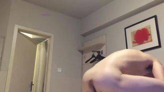 Ein Cloud-Disk-Leak enthüllte ein Selbstporträt-Sexvideo von Curly Hair, einem College-Pick-up-Künstler, und drei Sexfreundinnen.