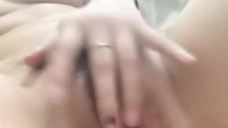 Una bella ragazza con i capelli corti mette in scena uno spettacolo di masturbazione con vibratore. La sua figa è rosa e tenera e un vibratore le tappa la figa mentre vibra e si masturba, gemendo e ansimando.