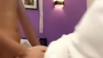 Une belle femme en dehors d'une certaine plateforme de streaming en direct se fait baiser la chatte et fait du sexe oral en direct. Elle a une silhouette tellement parfaite et elle fait vraiment ce genre de chose.