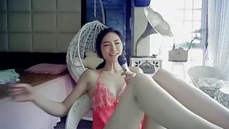 [Conduttore cinese trapelato] UT Maomao ha molti conduttori otaku e dee seduti su una sedia con un microfono, che si tolgono i vestiti e si masturbano per uno spettacolo