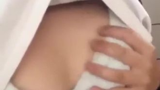 La piccola loli nata negli anni 2000 si è scattata un selfie in bagno per il suo fidanzato
