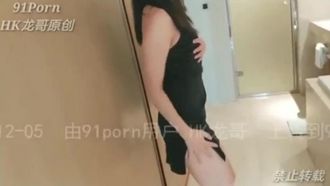 チャイナドレスを着た女と付き合ったら、彼女はとても興奮して喉が渇いていたので、服を脱がずにセックスを始めました