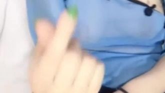 [中文主播外流]叫我喷水女王！！巨乳新人主播SY自慰大秀玩弄骚逼逼~果然马上下体海啸！！