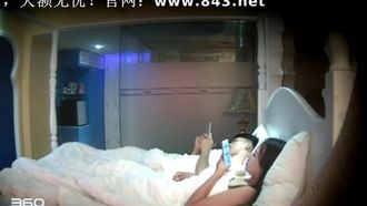 젊은 사교커플이 한 방에서 섹스를 한다. 여주인공은 매우 아름답고 섹스 후에는 담배를 피우며 살아있는 신보다 낫다.