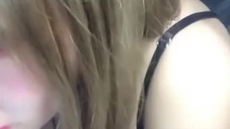 La bellissima ragazza Qian Zi incontra due fan e poi fanno sesso dopo il bagno
