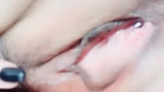 La donna più bella con un corpo snello e un viso squisito mostra il suo volto a un'emittente pornografica e fa sesso con il suo partner sessuale in natura, in pieno giorno, senza preservativo.