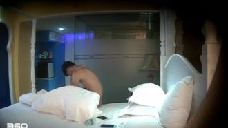 Ein geselliges Paar hat Sex in einem Raum. Die Heldin ist sehr schön und kann viele Stellungen wechseln. Nach dem Sex raucht sie eine Zigarette und ist besser als ein lebender Gott.