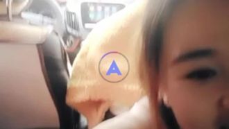 Grosse fille au visage blond, joli sourire, bonne pipe, chatte en chignon cuit à la vapeur de tigre blanc, visage rose et attrayant, montre son visage à son copain, baisée dans une voiture sans préservatif, chatte rare et bonne 1