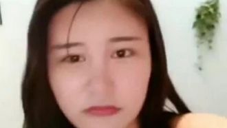 Une jolie fille à l'air innocent est très sexy. Elle dégouline de cire sur le canapé et touche sa chatte en gémissant doucement.