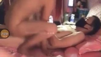 直播宾馆淫乱3女战1男后又来一能干外卖小哥加入战团表现不错说以后还找他