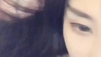 La guapa guapa vino al hotel para seducir al repartidor y le hizo una mamada. Duron tuvo sexo directamente sin condón.