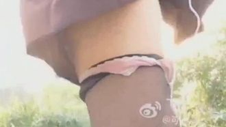 Das neueste neue Werk des langbeinigen und schönbrüstigen Internet-Stars „Cute Little Fatty“ aus dem Jahr 2019 im März – JK-Uniform in freier Wildbahn mit einem in das Loch eingeführten Vibrator und stöhnender HD 720P-Vollversion